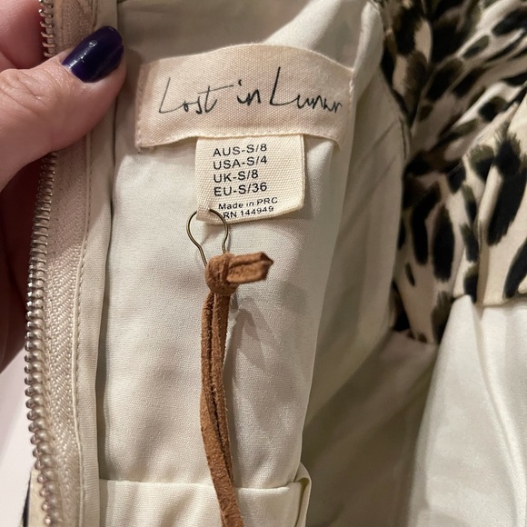 PRICE DROP ⬇️⬇️Adorable top with so many beautiful feature - Picture 4 of 6